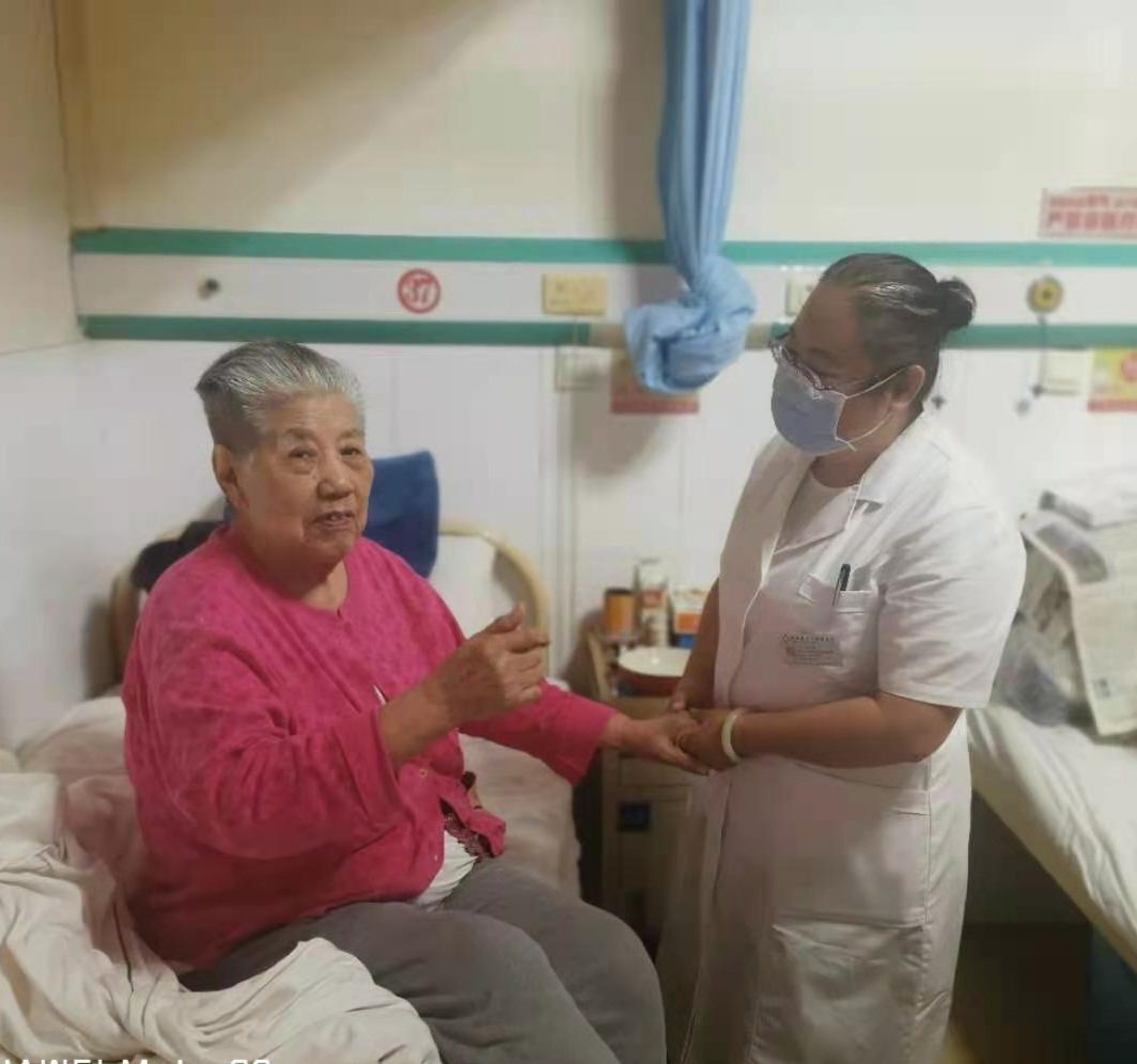 老干部病区百变医生侯雅娟