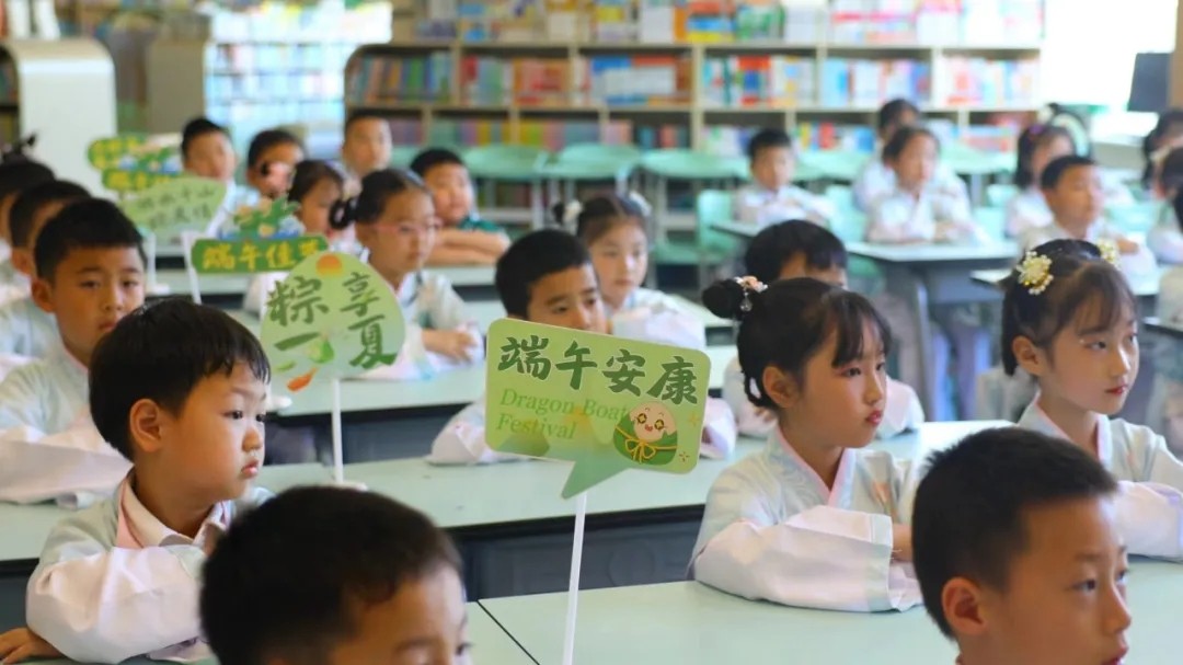【时讯动态】传神农薪火 弘国医精髓---老干部医院中医药文化进课堂（二）
