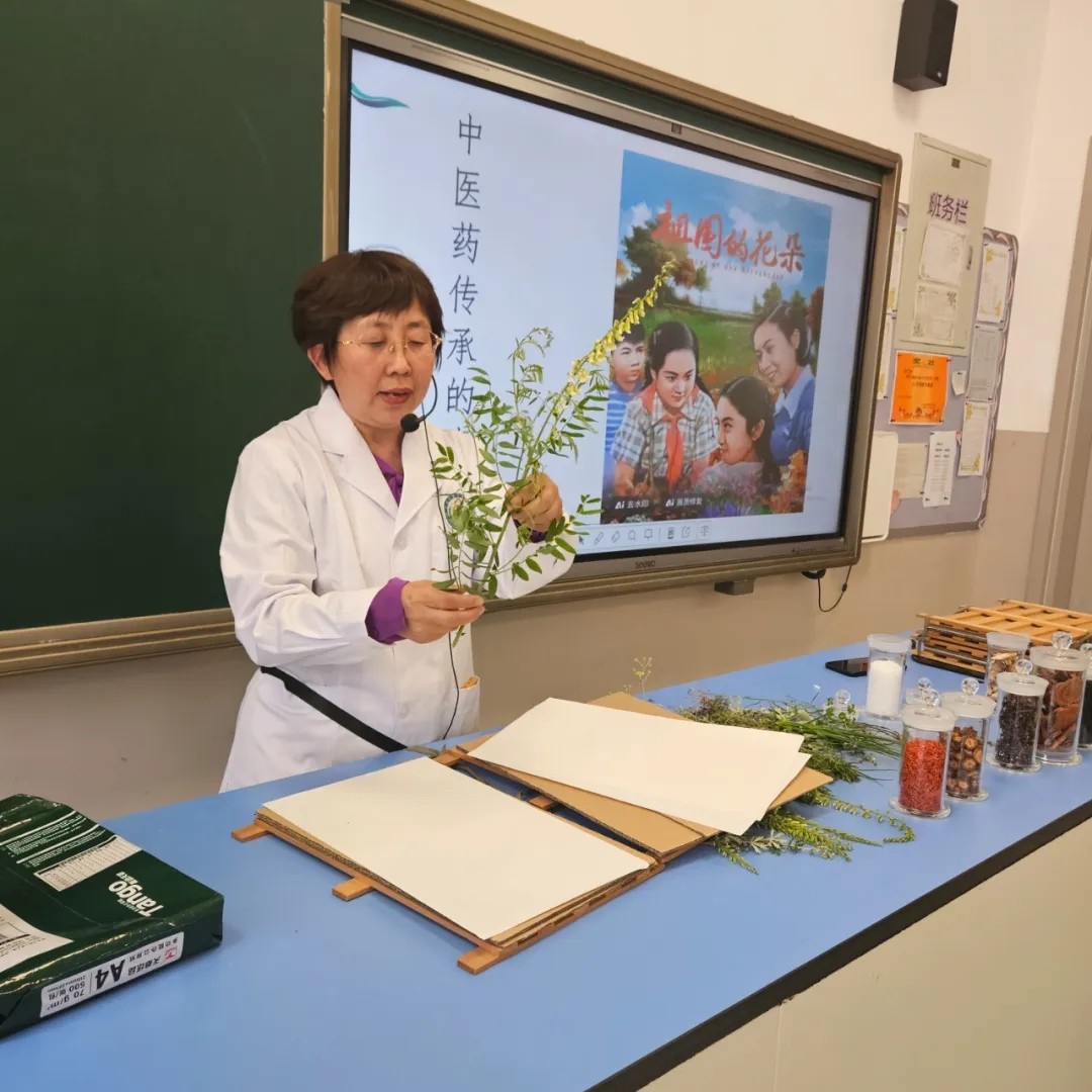 【时讯动态】传神农薪火 弘国医精髓---老干部医院中医药文化进课堂（一）