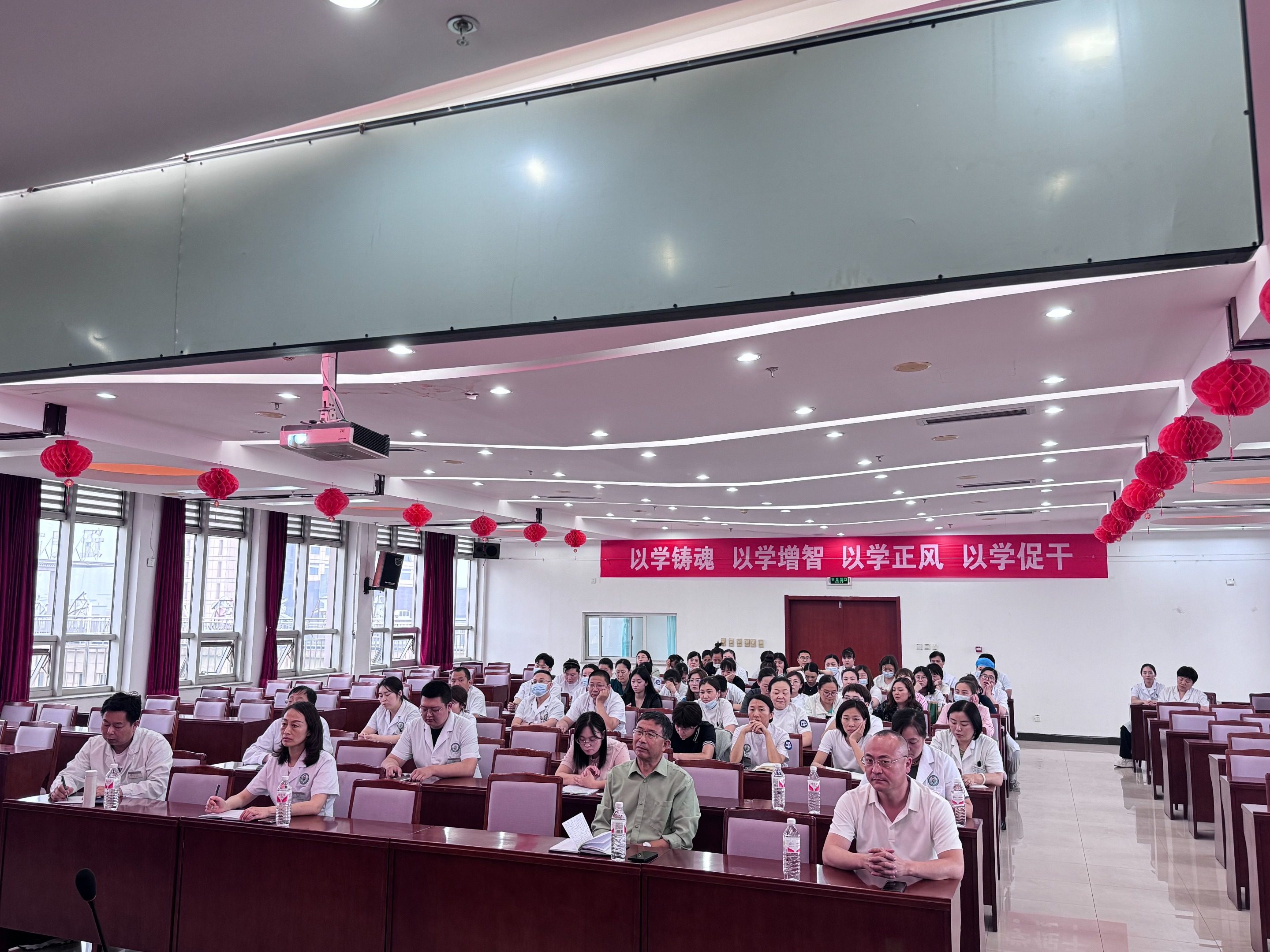 【时讯动态】提升医疗安全意识，构建和谐医患关系---我院召开医疗纠纷安全防范知识培训会