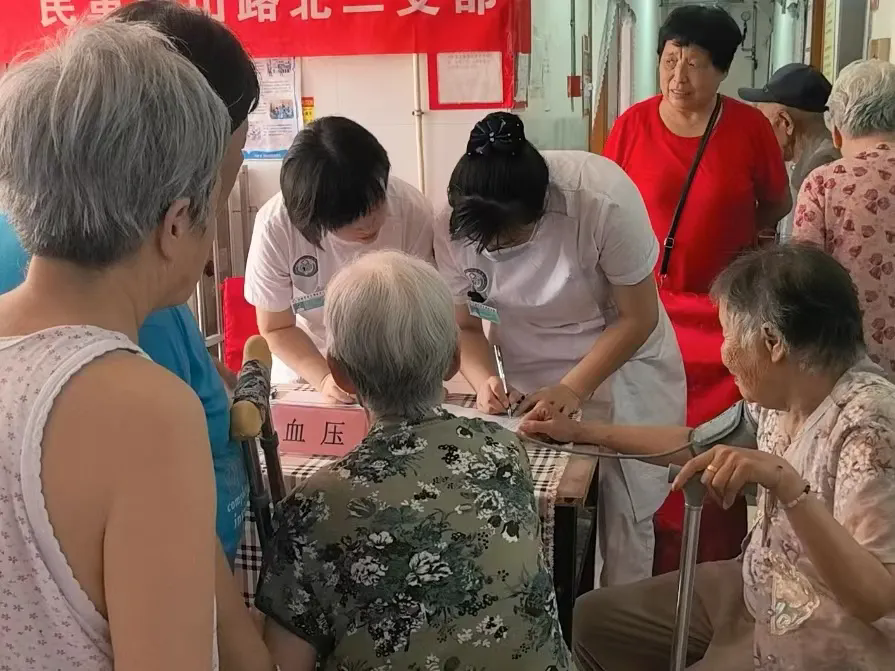 携手义诊送健康 情暖桑榆映初心 | 老干部医院与民革路北二支部联合开展主题教育健康行活动